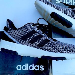 Like new 10.5 Adidas CF Racer TR black & white